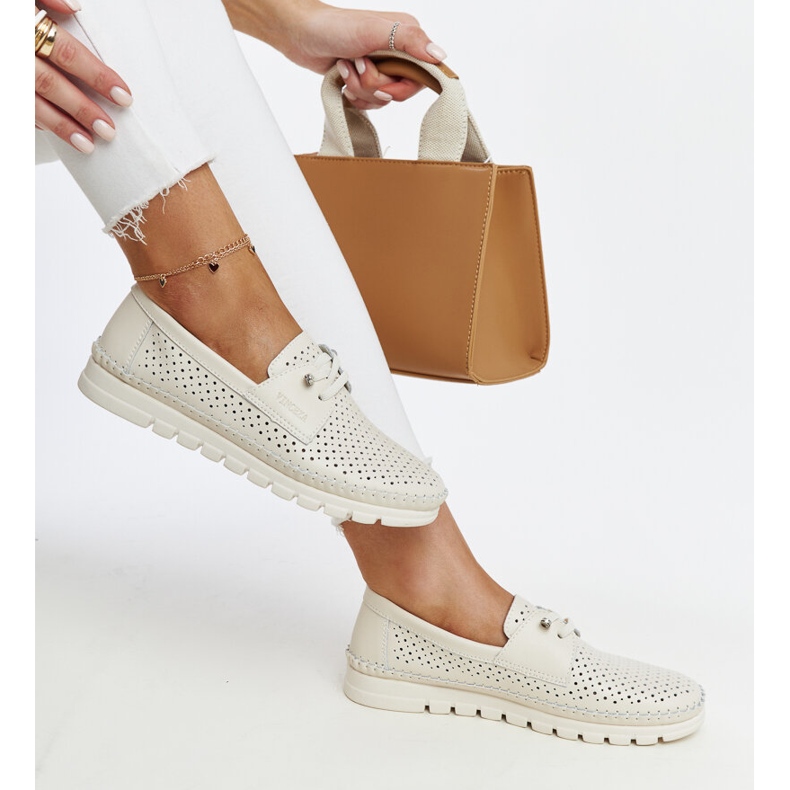Chaussures ajourées en cuir beige par Vinceza 1 Chaussures ajourées en cuir beige par Vinceza 1