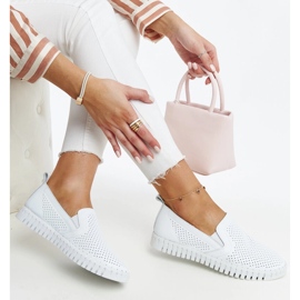 Chaussures en cuir ajouré blanc par Vinceza blanche 1 Chaussures en cuir ajouré blanc par Vinceza blanche 1