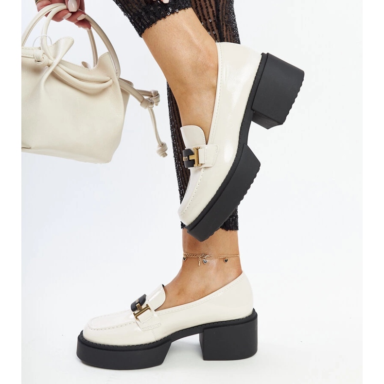 Chaussures à talons hauts vernies beiges de Vinceza 1