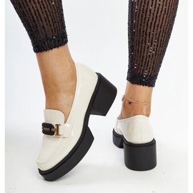 Chaussures à talons hauts vernies beiges de Vinceza 2