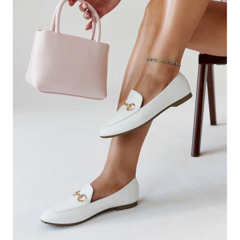 Mocassins à boucles blancs par Erminia blanche 1