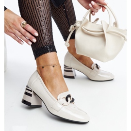 Chaussures en cuir verni beige de Vinceza 1