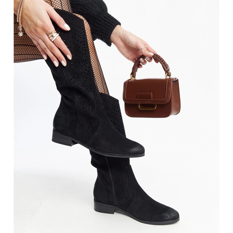 Boots en cuir ajouré noir par Vinceza 1