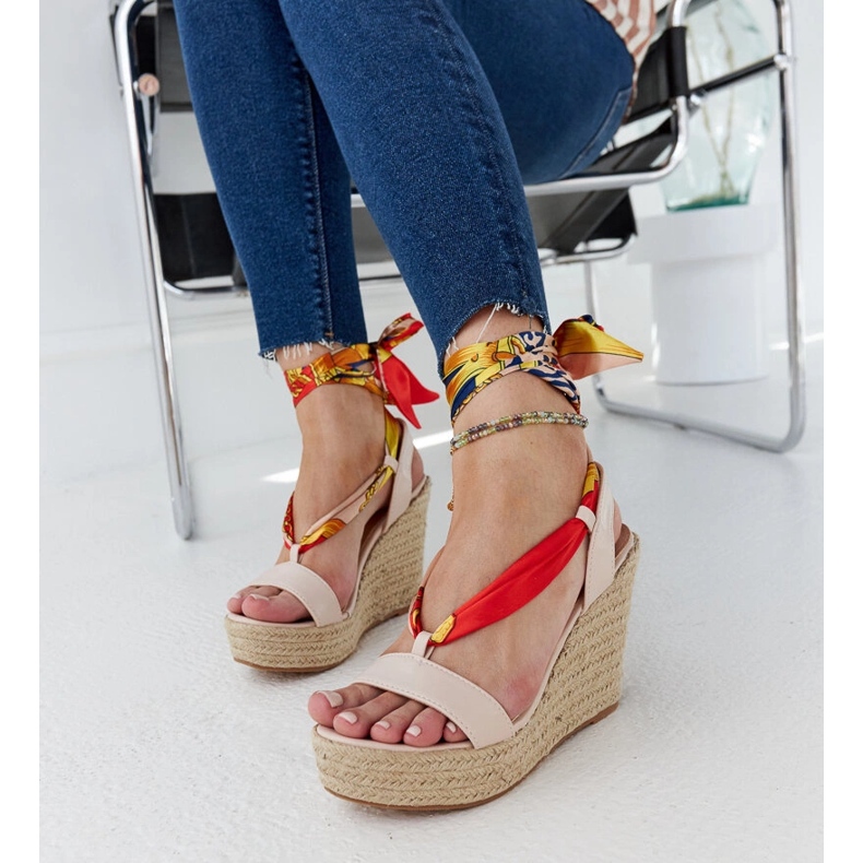 Sandales compensées à lacets beiges par Aziza 1