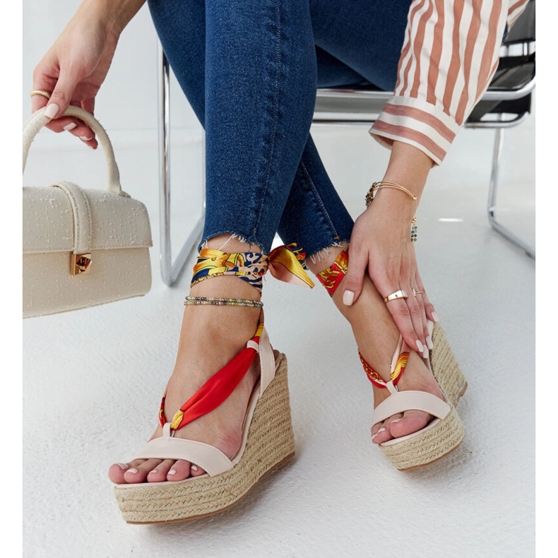 Sandales compensées à lacets beiges par Aziza 2