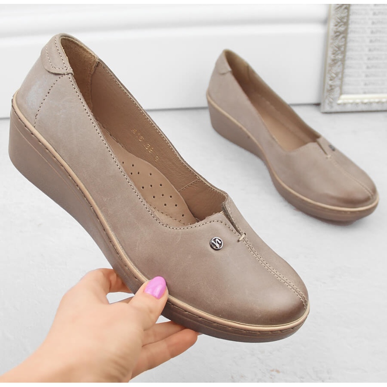 Chaussures compensées à enfiler confortables en cuir pour femme, beige Helios 416.02 1