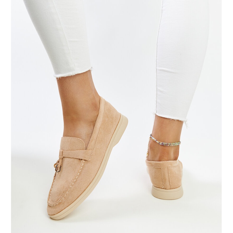 Mocassins beiges avec pendentif en métal de Fiorano 1