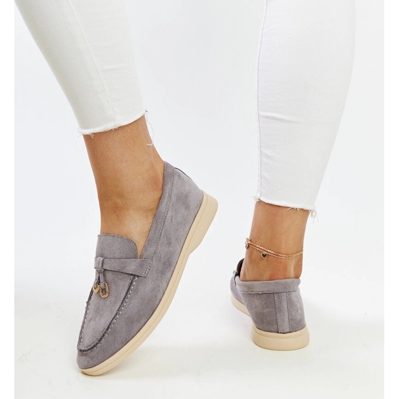 Mocassins gris avec pendentif en métal de Fiorano 1 Mocassins gris avec pendentif en métal de Fiorano 1