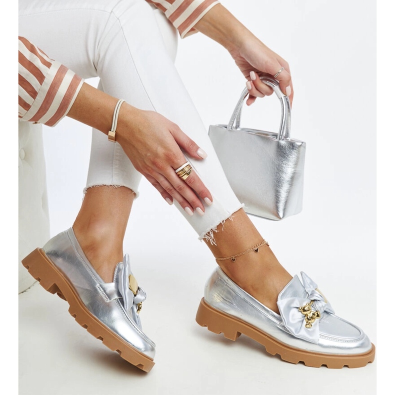 Mocassins argentés avec épingle de sûreté décorative par Bogumil 1