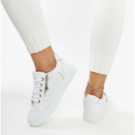 Chaussures de sport blanches ornées de perforations Chiusi 1