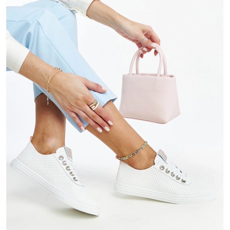 Baskets blanches en éco-cuir par Anbarin 1 Baskets blanches en éco-cuir par Anbarin 1