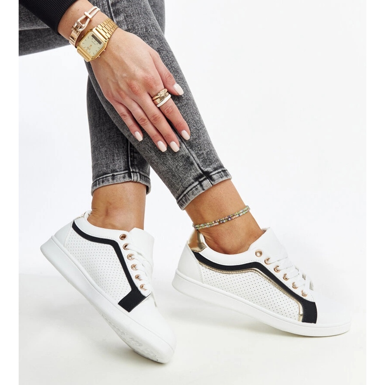 Baskets blanches et noires sur la plateforme Amala 1