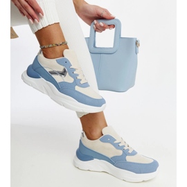 Baskets beiges et bleues sur la plateforme Nereida 1