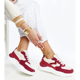 Baskets beiges et rouges sur la plateforme Nereida 1