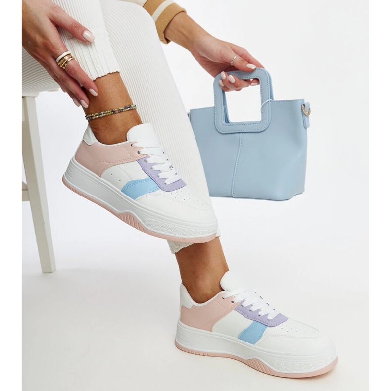 Baskets blanches et roses avec une semelle Rafida plus épaisse 1