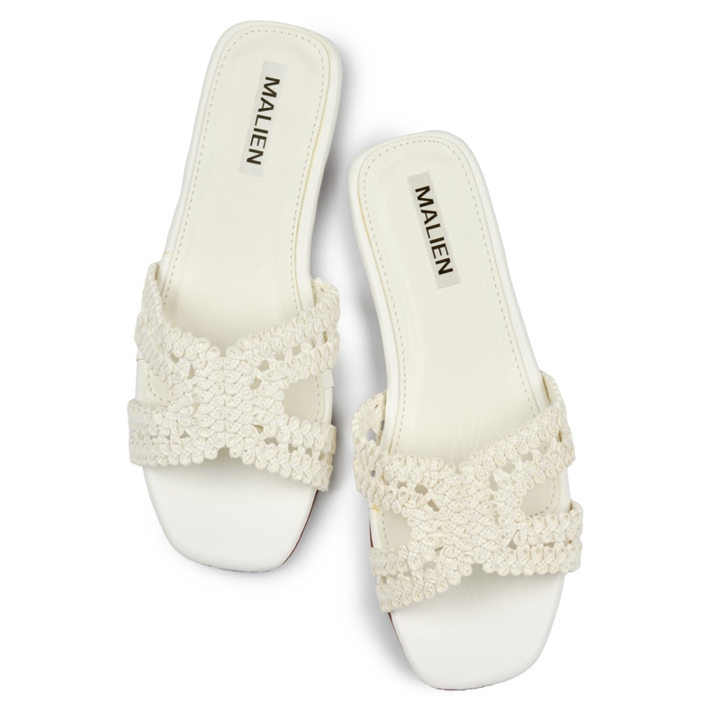 Tongs femme blanches en dentelle à semelle plate 1