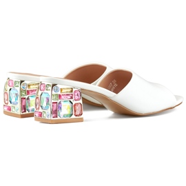 Tongs blanches à talons bas pour femmes avec cristaux 1