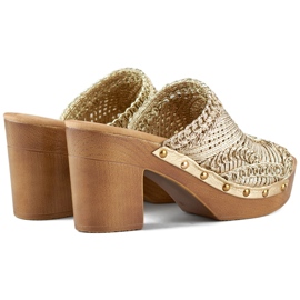 Chaussons femme en dentelle dorée sur talon haut avec une semelle imitant le bois 1