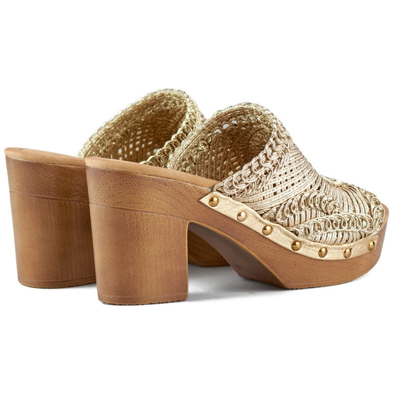 Chaussons femme en dentelle dorée sur talon haut avec une semelle imitant le bois 1
