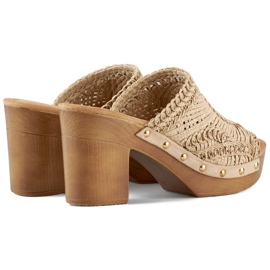 Tongs femme beige en dentelle avec une semelle imitant le bois 1