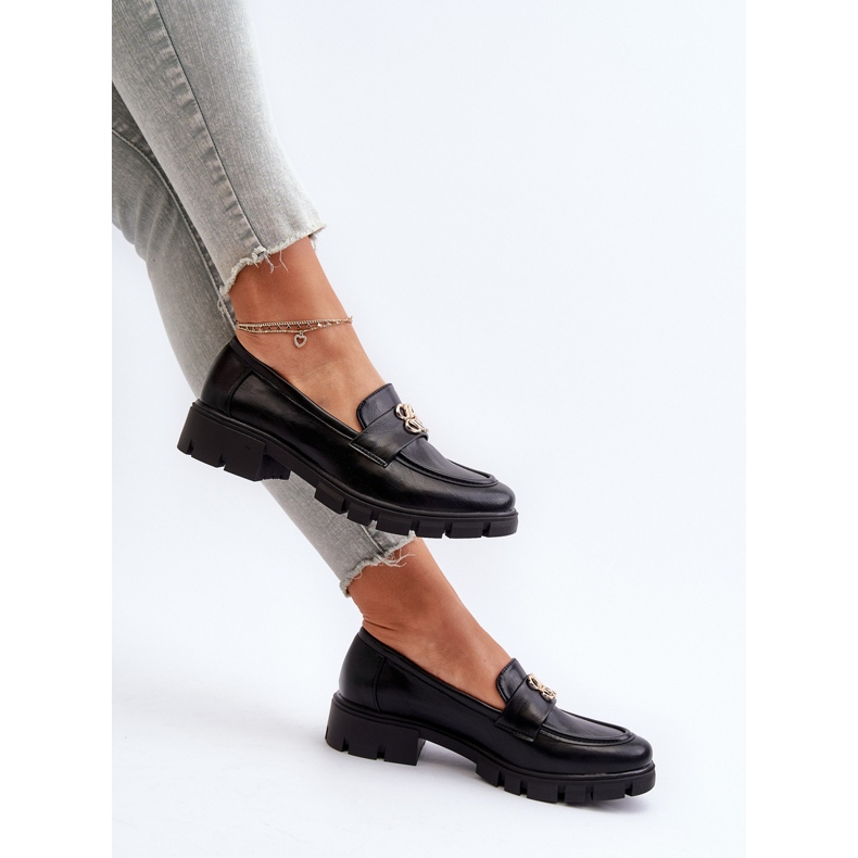 Jezzi Mocassins élégants pour femmes avec décoration dorée, noir Tosisa le noir 1 Jezzi Mocassins élégants pour femmes avec décoration dorée, noir Tosisa le noir 1