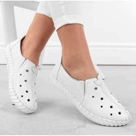 Slip-on femme en cuir ajouré blanc Artiker 54C0560 blanche 1 Slip-on femme en cuir ajouré blanc Artiker 54C0560 blanche 1
