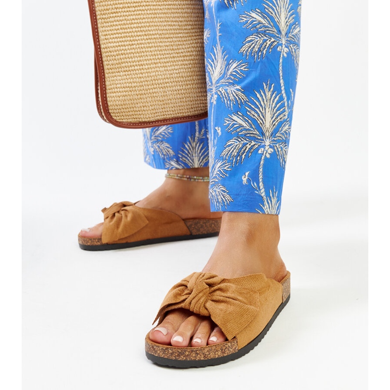 Tongs marron avec semelle en liège par Aamu brun 1