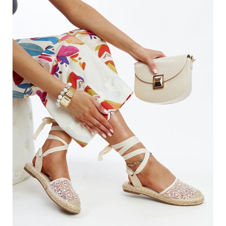Espadrilles en dentelle beige à talon ouvert par Teha 1