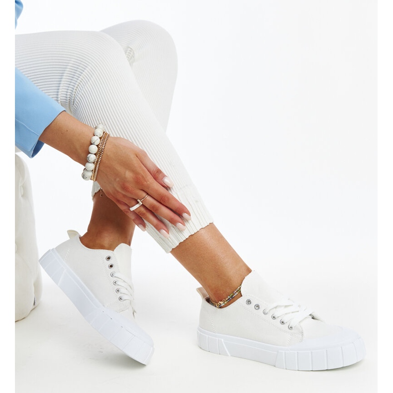 Les baskets en tissu blanc d'Eduard 1