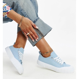 Les baskets en tissu bleu d'Eduard 1