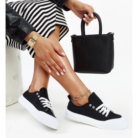 Les baskets en tissu noir d'Eduard 1