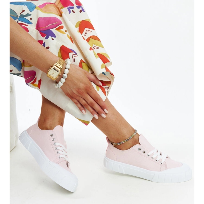 Les baskets en tissu rose d'Eduard 1