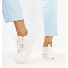 Baskets blanches sur une grosse semelle Prenzel 3
