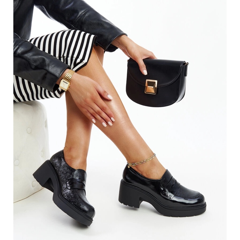 Chaussures en cuir verni noir 1