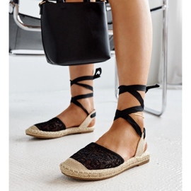 Espadrilles en dentelle noire à talon ouvert par Teha 3