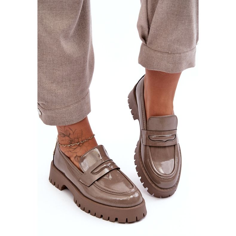 Diamantique Mocassins vernis beiges sur talon plat 2