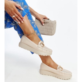 Chaussures en cuir beige avec boucle décorative 1
