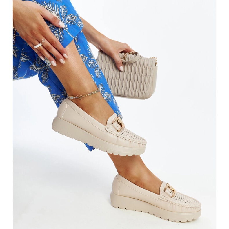 Chaussures en cuir beige avec boucle décorative 1