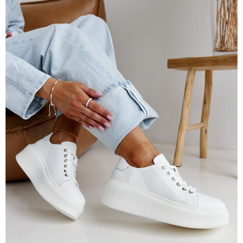 Chaussures en cuir bleu avec boucle décorative blanc 1