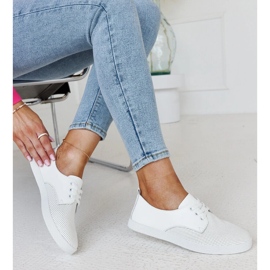 Baskets classiques en cuir blanc par Radwa blanche 1