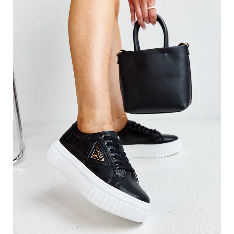 Chaussures en cuir noir avec boucle décorative 1