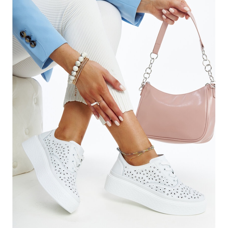 Chaussures en cuir bleu avec boucle décorative blanc 1