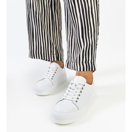 Chaussures en cuir blanc avec boucle décorative blanche 1