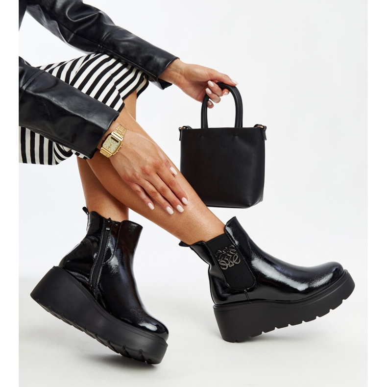 Bottes compensées vernies isolées noires par Sarkisa le noir 1