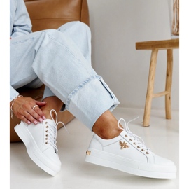 Chaussures en cuir blanc avec boucle décorative blanche 1 Chaussures en cuir blanc avec boucle décorative blanche 1