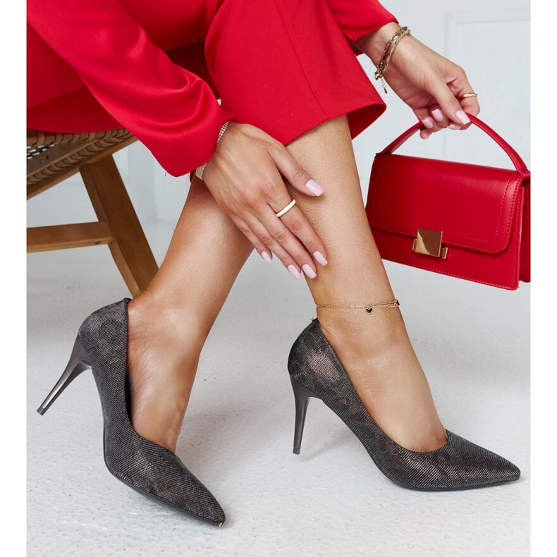 Escarpins hauts gris brillants avec empiècement en cuir par Manna 2 Escarpins hauts gris brillants avec empiècement en cuir par Manna 2