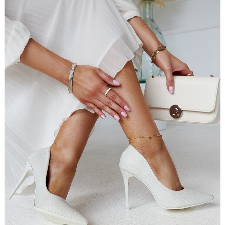 Talons hauts blancs brillants avec empiècement en cuir par Cortesa 2