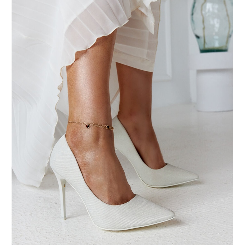 Talons hauts blancs brillants avec empiècement en cuir par Cortesa 1