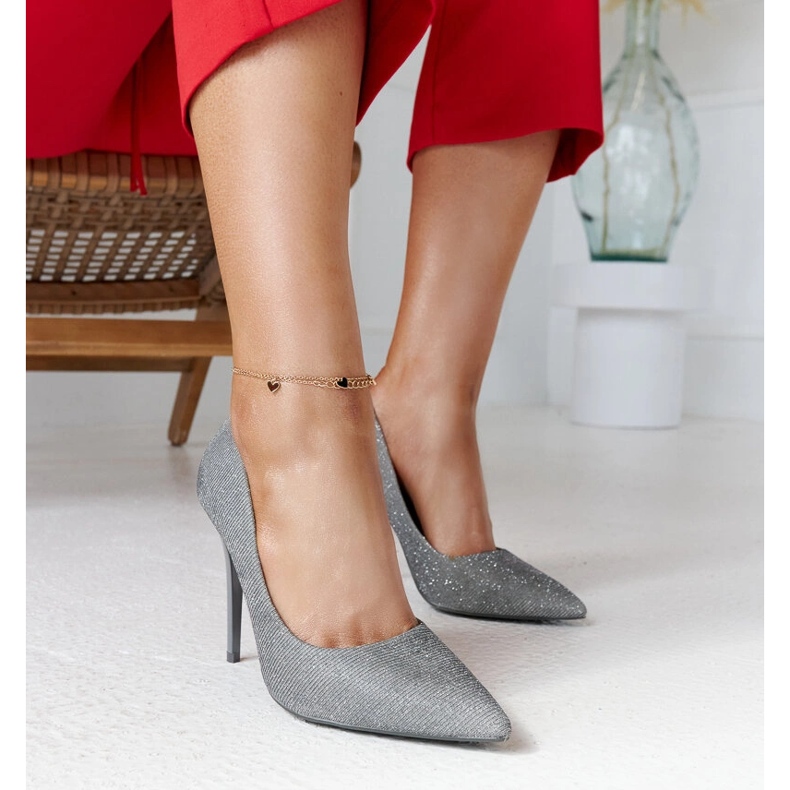 Talons hauts argentés brillants avec empiècement en cuir par Cortes 1 Talons hauts argentés brillants avec empiècement en cuir par Cortes 1