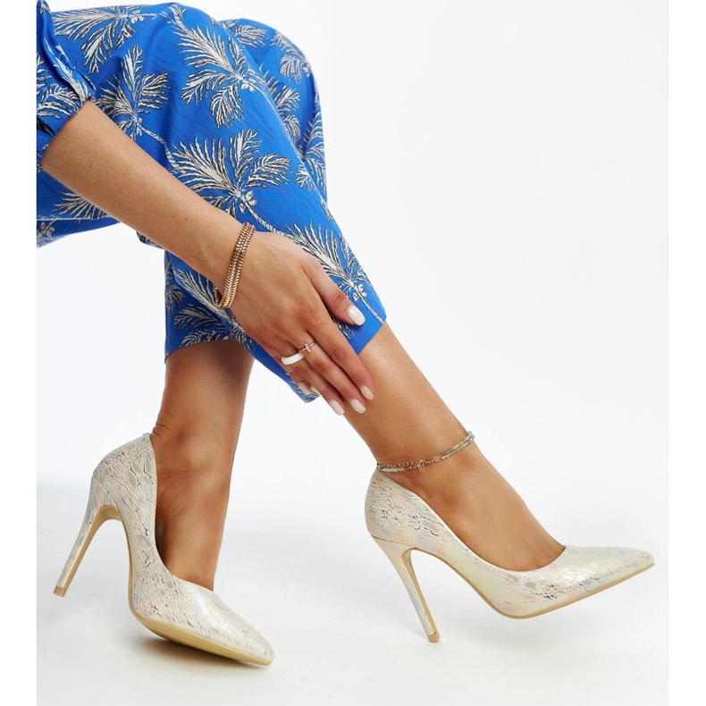 Talons hauts métallisés dorés avec insert en cuir Serranillos 1